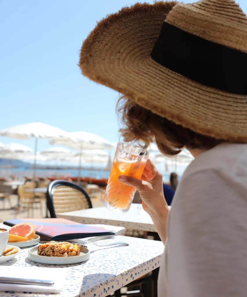 Jus de fruits, brioche avec caramel, cappucino, carte baia bella, mer, plage, parasols, matelasde plage baia bella 